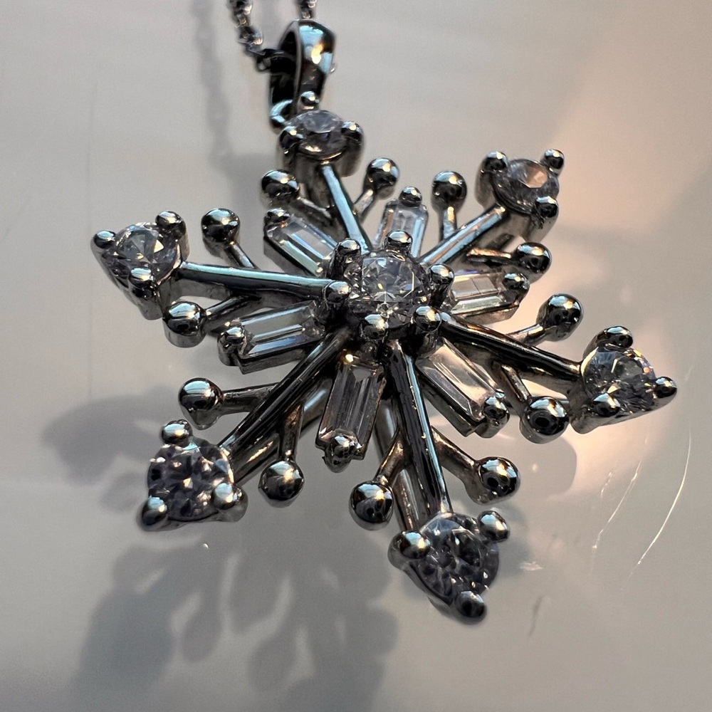 Elegant Silver Snowflake Pendant Necklace